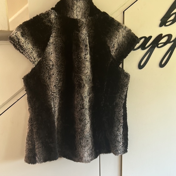 FAUX FUR Vest Cap sleeve & 3 Buttons 🇨🇦 design BLACK/Neutral US M EUC - Picture 5 of 11